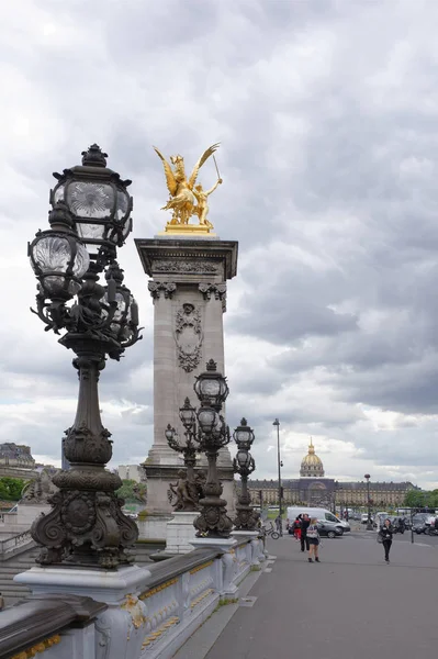 Gouden Renommee du Commerce-standbeeld op de Pont Alexandre-Iii-b — Stockfoto