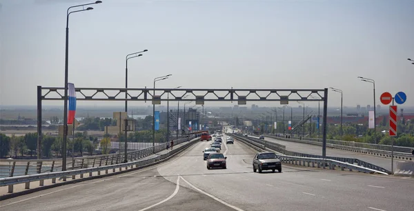 De nieuwe dual-auto-brug. Bewegende voertuigen en voetgangers — Stockfoto