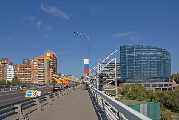   Yeni çift-araba köprü. Son çalışmaları yürütülen