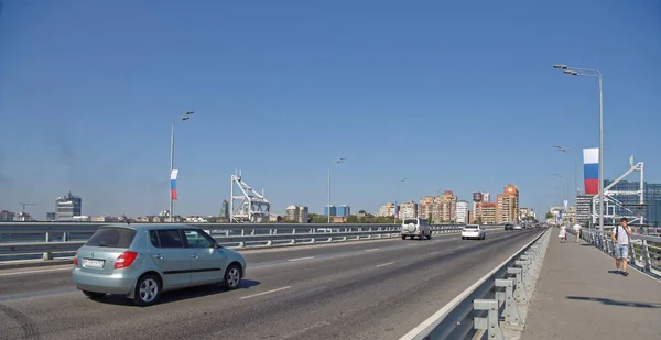 De nieuwe dual-auto-brug. Bewegende voertuigen en voetgangers — Stockfoto