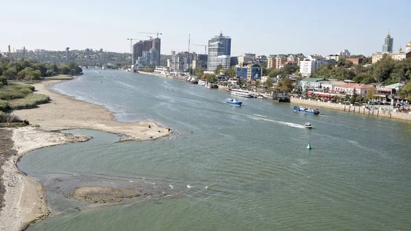 Güçlü bir rüzgar sırasında Don Nehri su akışı. Rostov-