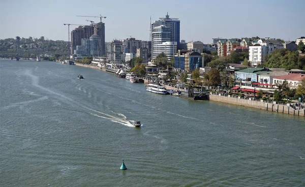 Güçlü bir rüzgar sırasında Don Nehri su akışı. Rostov-