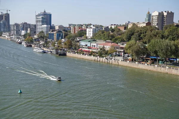 Güçlü bir rüzgar sırasında Don Nehri su akışı. Rostov-
