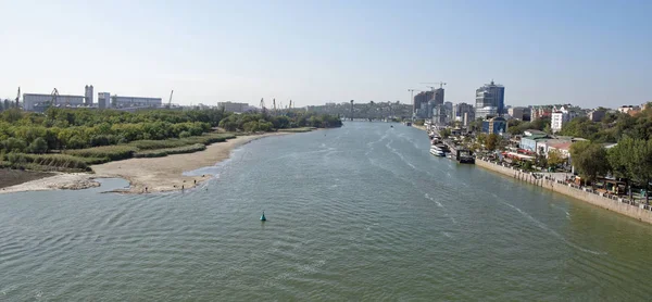 Güçlü bir rüzgar sırasında Don Nehri su akışı. Rostov-
