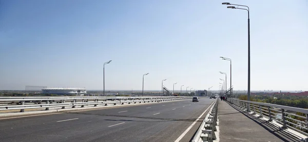 De nieuwe dual-auto-brug. De laatste werken uitgevoerd. Verplaatsen vehi — Stockfoto