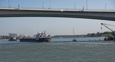 Yeni köprü altında Don Nehri boyunca gemilerin geçiş