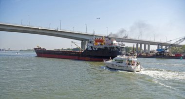   Yeni köprü altında Don Nehri boyunca gemilerin geçiş