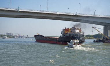  Yeni köprü altında Don Nehri boyunca gemilerin geçiş