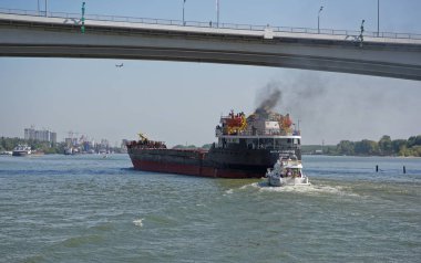  Yeni köprü altında Don Nehri boyunca gemilerin geçiş