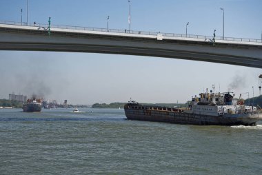   Yeni köprü altında Don Nehri boyunca gemilerin geçiş