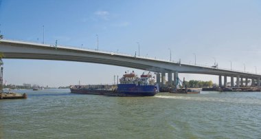   Yeni köprü altında Don Nehri boyunca gemilerin geçiş