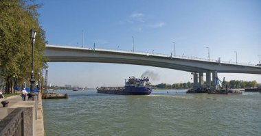   Yeni köprü altında Don Nehri boyunca gemilerin geçiş