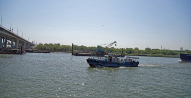  Yeni köprü altında Don Nehri boyunca gemilerin geçiş