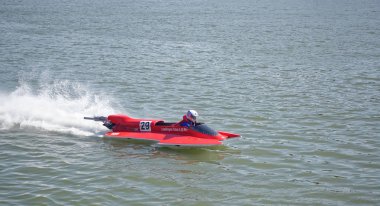  Sürat teknesi yarışçı atılıyor izleyicinin önünde 