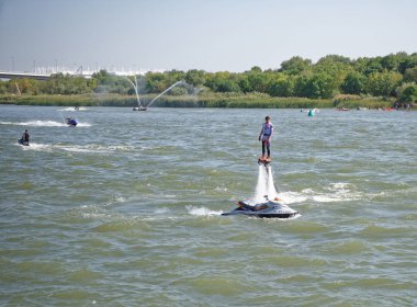  Atlet bir su jeti ile su mot taraftan uçar.