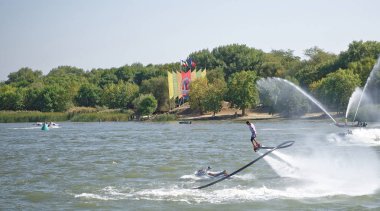  Atlet bir su jeti ile su mot taraftan uçar.