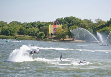  Atlet bir su jeti ile su mot taraftan uçar.