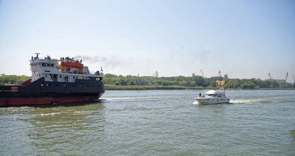 Yolcular ile yönetim kurulu ve rive boyunca gemi yelken yat