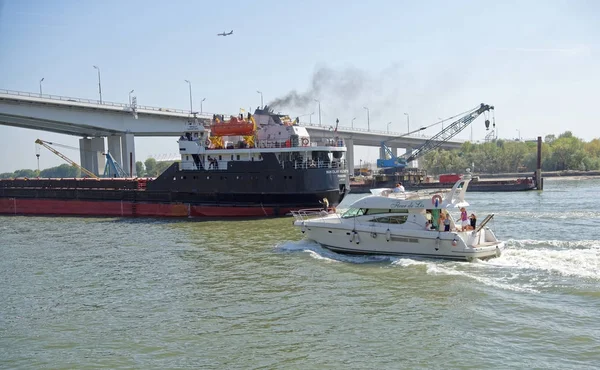  Yeni köprü altında Don Nehri boyunca gemilerin geçiş