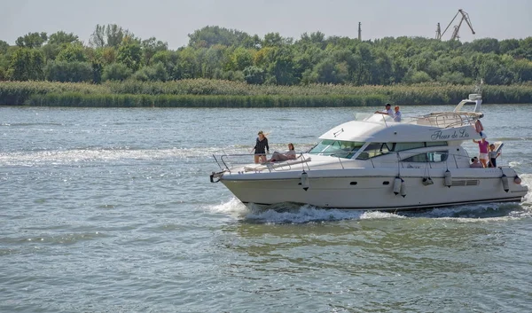 Yacht avec passagers à bord voiles sur la rivière Don — Photo
