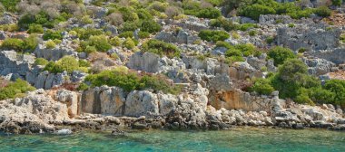  Kekova kalıntıları korur bu suyun altında bir adadır