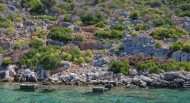   Kekova bu suyun altında harabe o korur bir adadır