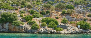  Kekova kalıntıları korur bu suyun altında bir adadır