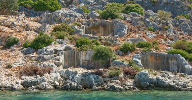  Kekova kalıntıları korur bu suyun altında bir adadır