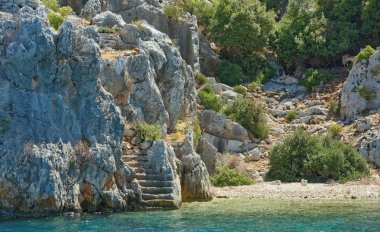  Kekova kalıntıları korur bu suyun altında bir adadır