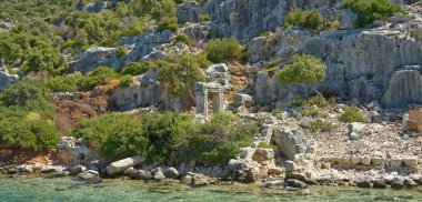  Kekova kalıntıları korur bu suyun altında bir adadır