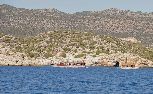 Nadar embarcaciones de recreo con turistas a bordo — Foto de Stock