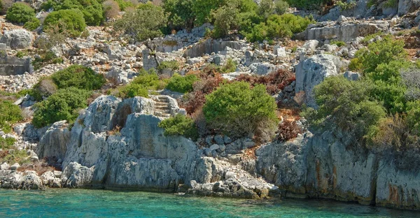 Kekova kalıntıları korur bu suyun altında bir adadır