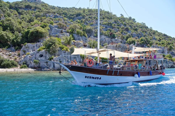  Kekova kalıntıları korur bu suyun altında bir adadır