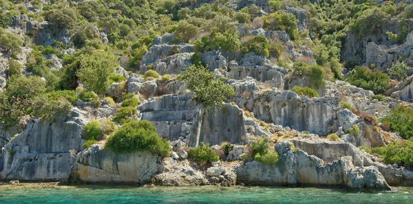  Kekova kalıntıları korur bu suyun altında bir adadır