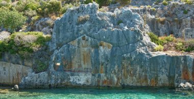  Kekova kalıntıları korur bu suyun altında bir adadır