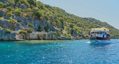   Kekova bu suyun altında harabe o korur bir adadır