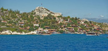 Turist gemide gemi limana yelken ve orada dur