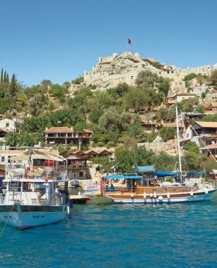  Gemi liman turistler için bekliyor