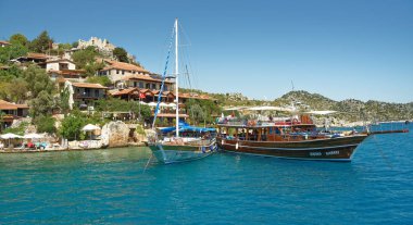 Gemi liman turistler için bekliyor