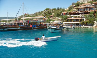  Gemi liman turistler için bekliyor. Yüzen tekne wi