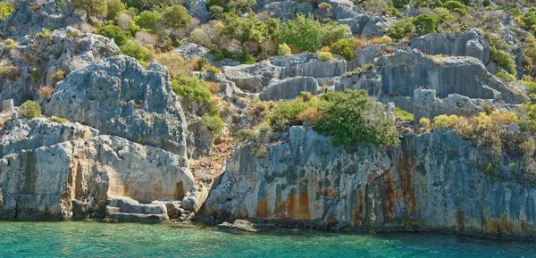 Kekova es una isla que bajo el agua conserva las ruinas de — Foto de Stock