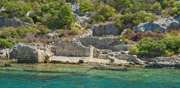  Kekova kalıntıları korur bu suyun altında bir adadır