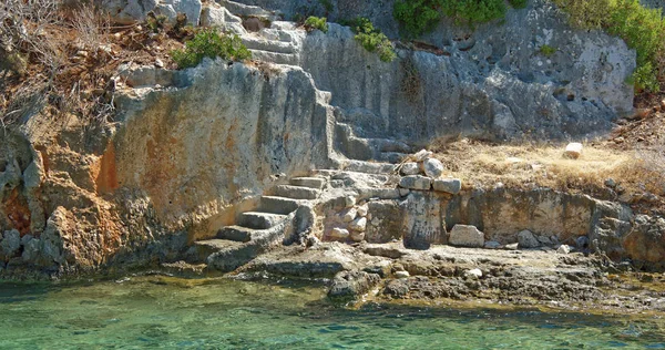 Kekova es una isla que bajo el agua conserva las ruinas o — Foto de Stock