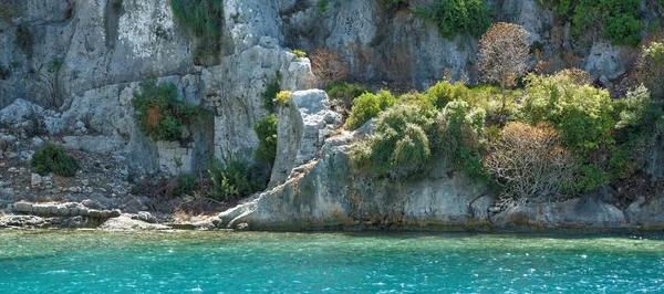 Kekova es una isla que bajo el agua conserva las ruinas de — Foto de Stock