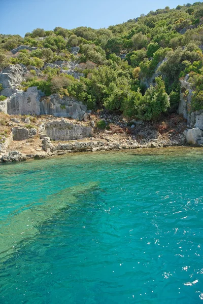 Kekova es una isla que bajo el agua conserva las ruinas de — Foto de Stock