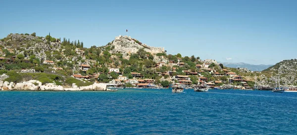  Turist gemide gemi limana yelken ve orada dur