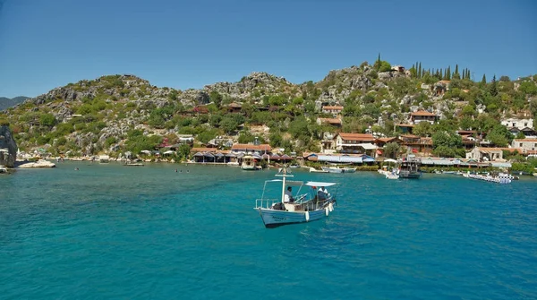  Gemi liman turistler için bekliyor. Passen ile tekne