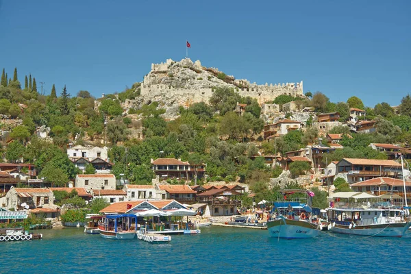  Gemi liman turistler için bekliyor