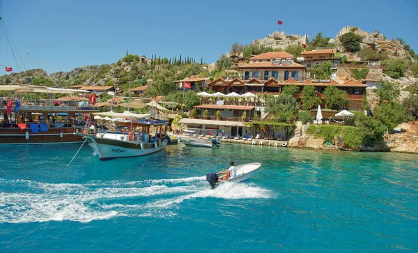  Gemi liman turistler için bekliyor. Yüzen tekne wi