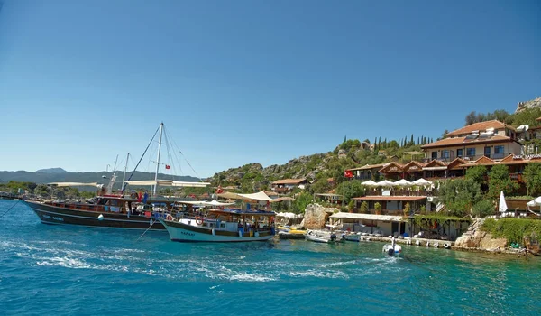  Gemi liman turistler için bekliyor